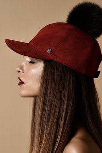 Бейсболка CAPRICE, замша, цвет красный, помпон песец
